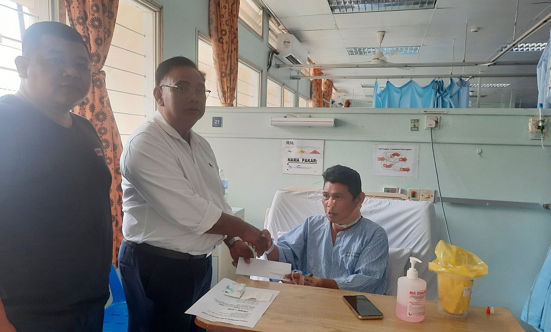 Penyerahan Derma Danny, Amirul dan Danny Ak Kasi