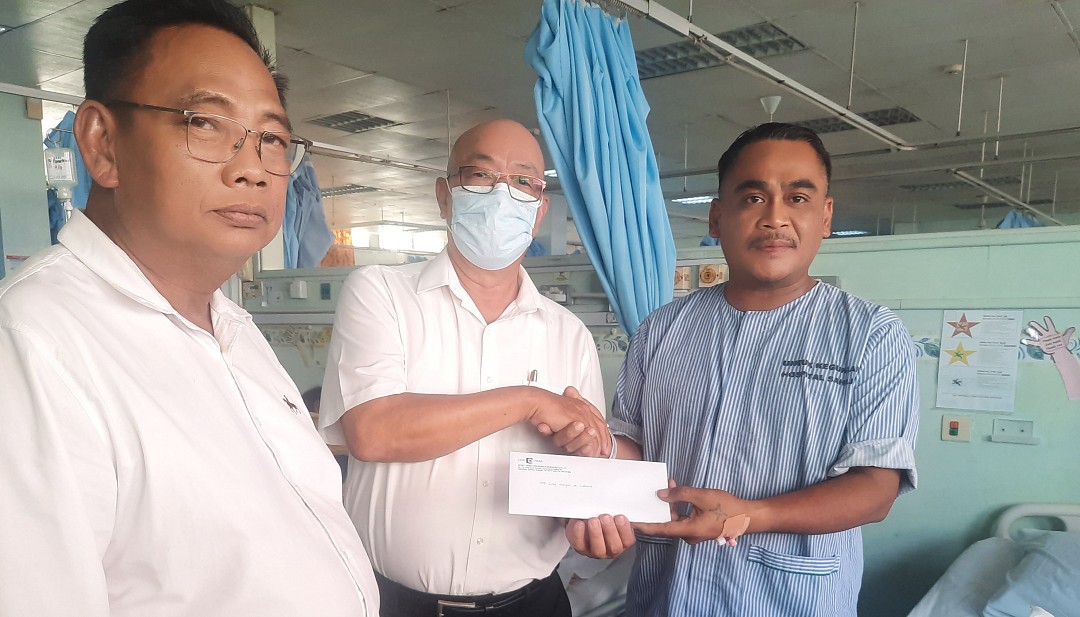 Penyerahan derma Jerry Morgan dan Abdul Razak