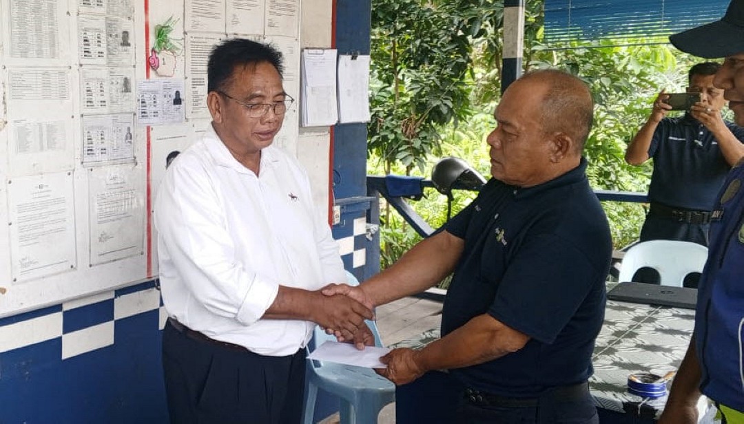 Penyerahan derma Jerry Morgan dan Abdul Razak
